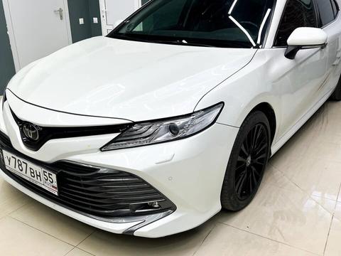 Toyota Camry — фото 1