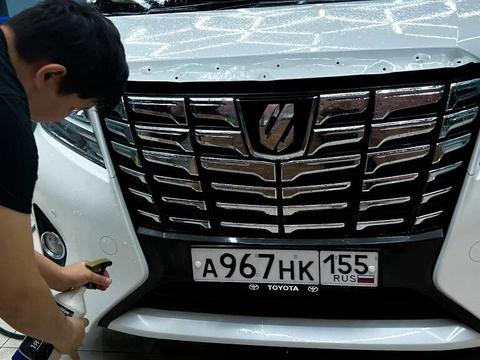 Toyota Alphard — фото 1