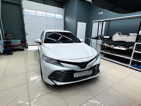 Toyota Camry — фото 1