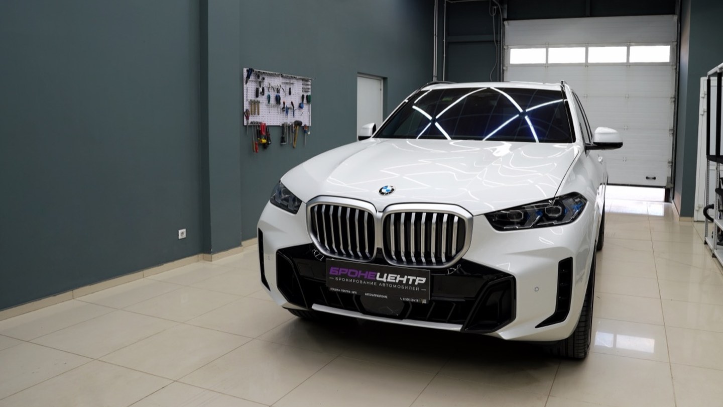 Белый BMW в детейлинг-центре Бронецентр